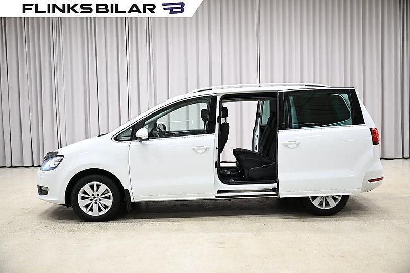 Vit Begagnad 2018 VW Sharan Minibuss | 128 750 kr - Bild 1/4