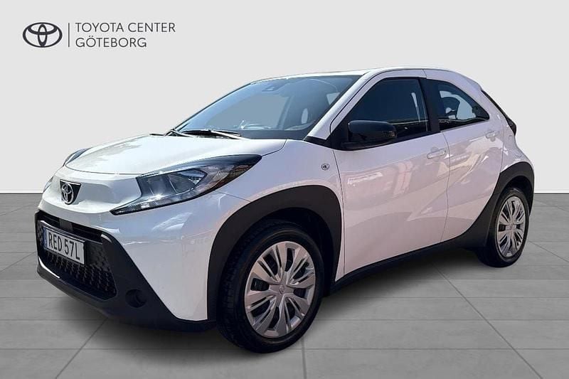 Vit Ny 2024 Toyota Aygo Play Halvkombi | 184 900 kr (Marknadspris) - Bild 1/3