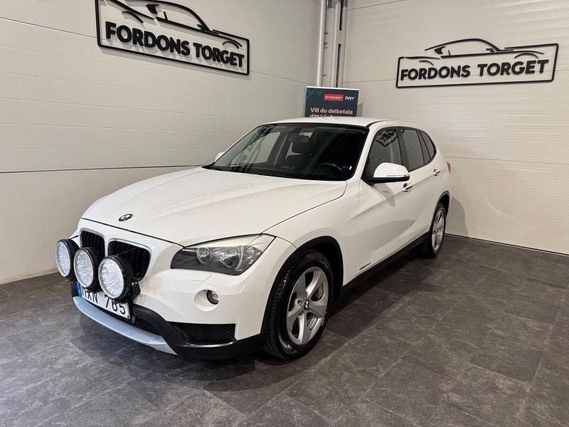 Vit Begagnad 2013 BMW X1 SUV | 69 900 kr (Lite dyr) - Bild 1/4