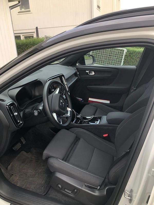 Begagnad Volvo XC40 Single Motor Extended Range 185 kW (252 HK) 2024 Crystal vit metallic SUV