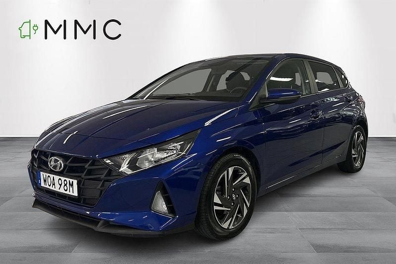 Blå (blåmetallic) Begagnad 2022 Hyundai i20 Essential Halvkombi | 158 000 kr (Marknadspris) - Bild 1/4