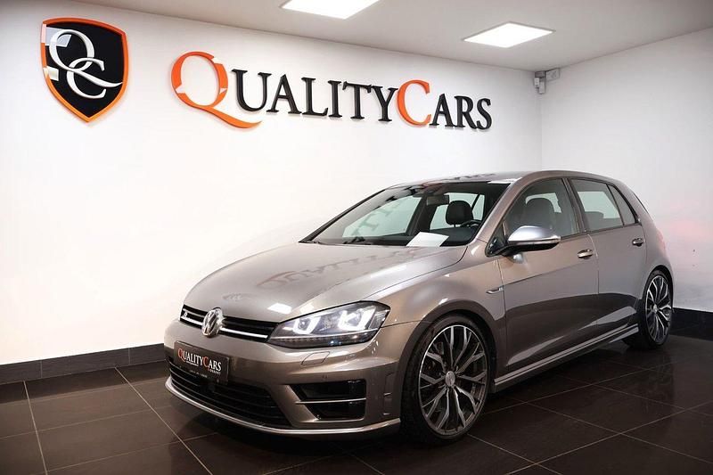 Grå Begagnad 2014 VW Golf VII R Halvkombi | 199 000 kr (Lite dyr) - Bild 1/4