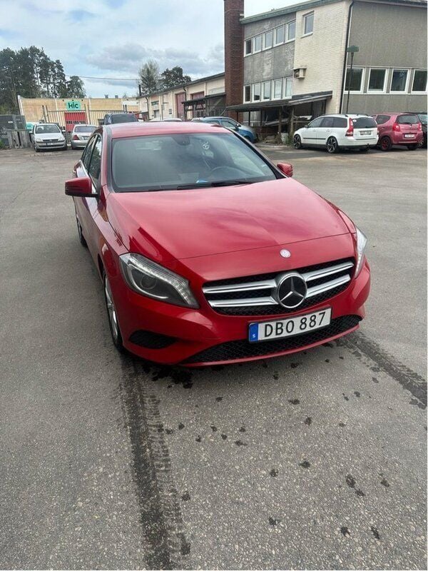 Röd Begagnad 2015 Mercedes A180 Urban Halvkombi | 99 000 kr (Lite dyr) - Bild 1/4