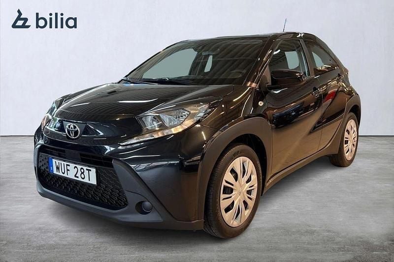 Svart Begagnad 2022 Toyota Aygo X-play Halvkombi | 139 900 kr (Marknadspris) - Bild 1/4