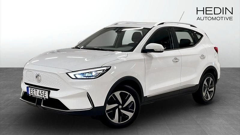 Vit (white) Begagnad 2022 MG ZS Comfort Sedan | 234 900 kr (Superpris) - Bild 1/4