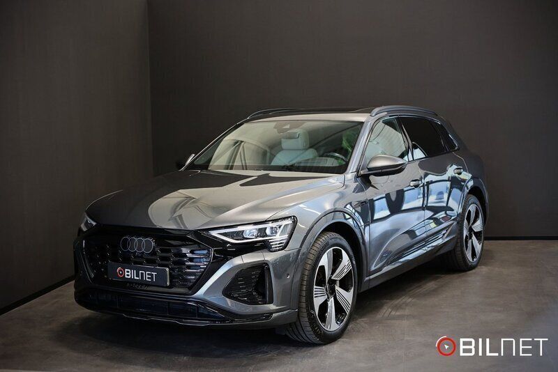 Grå Begagnad 2024 Audi Q8 e-tron S-Line SUV | 699 900 kr (Marknadspris) - Bild 1/4