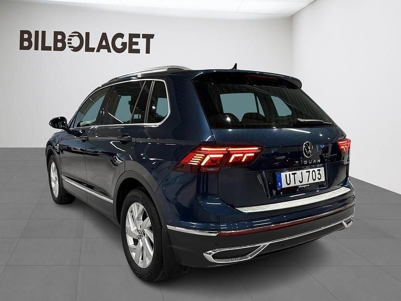 Begagnad VW Tiguan Elegance 245 HK (180 kW) 2022 Blå SUV