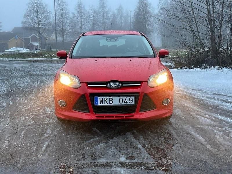 Röd Begagnad 2013 Ford Focus Titanium Halvkombi | 55 900 kr (Marknadspris) - Bild 1/4