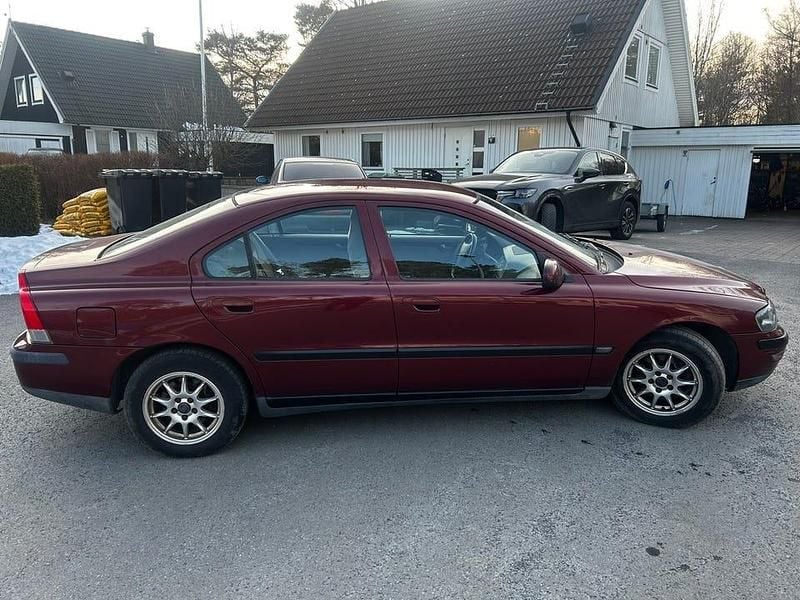 Begagnad Volvo S60 Business Edition 170 HK (125 kW) 2001 Vinröd metallic Sedan