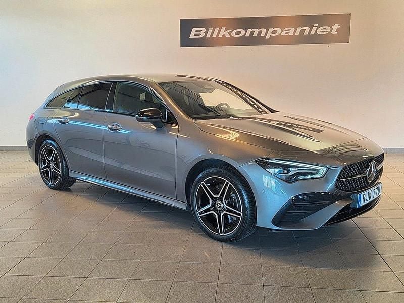 Mörkgrå Begagnad 2024 Mercedes CLA250e Shooting Brake AMG Kombi | 409 900 kr (Dyr) - Bild 1/4