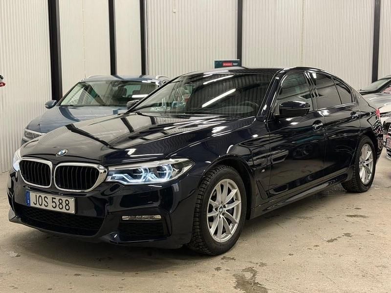 Svart Begagnad 2018 BMW 530e iPerformance Sedan | 249 400 kr (Marknadspris) - Bild 1/4