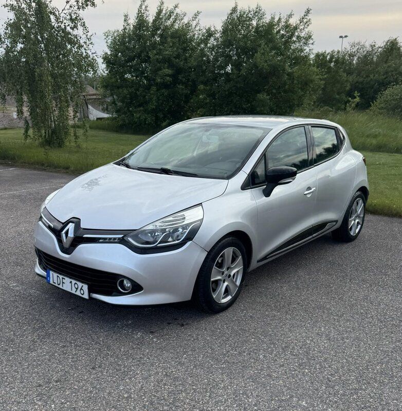 Silver Begagnad 2014 Renault Clio IV Halvkombi | 54 900 kr (Marknadspris) - Bild 1/4