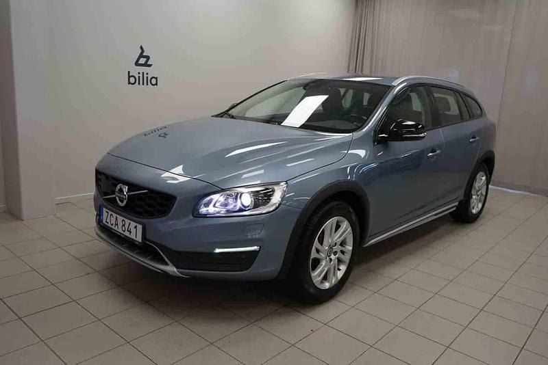 Blå Begagnad 2018 Volvo V60 CC Kombi | 259 900 kr - Bild 1/1