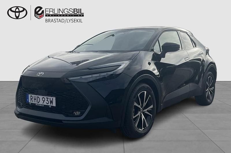 Svart Ny 2025 Toyota C-HR Style SUV | 419 500 kr (Marknadspris) - Bild 1/4