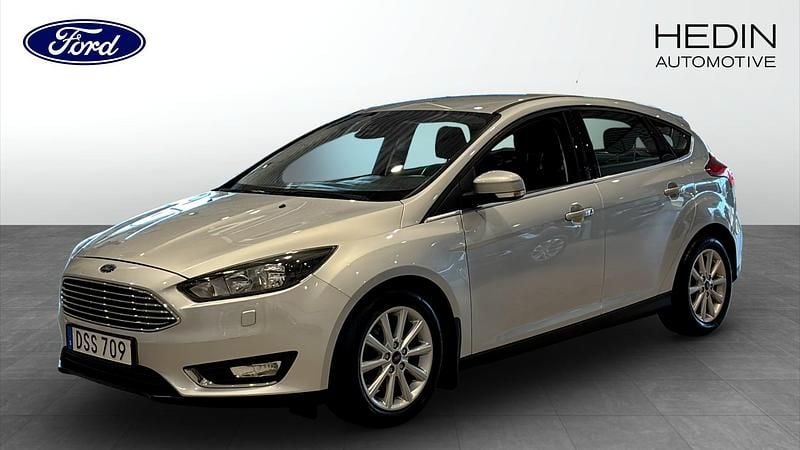 Grå (silver) Begagnad 2014 Ford Focus Halvkombi | 94 000 kr (Marknadspris) - Bild 1/4