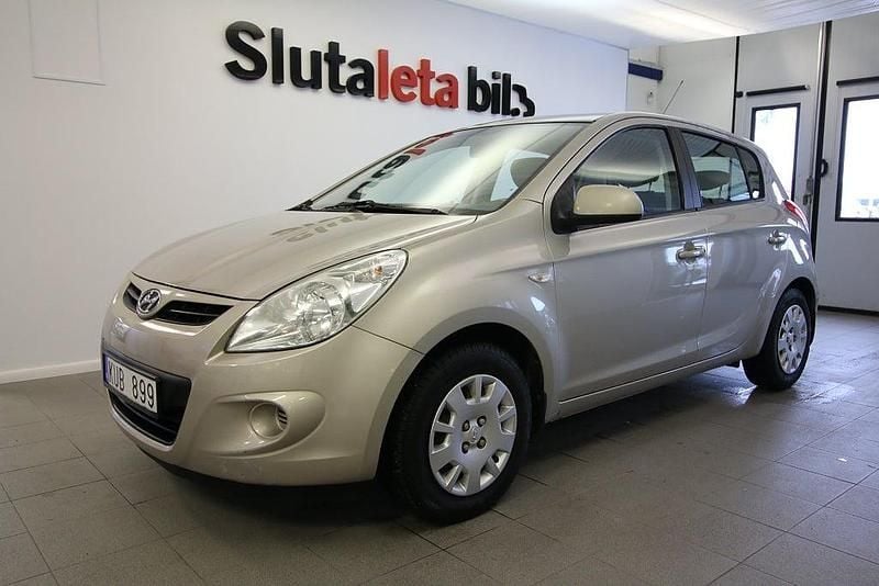 Silver Begagnad 2010 Hyundai i20 Select Halvkombi | 39 900 kr (Marknadspris) - Bild 1/4