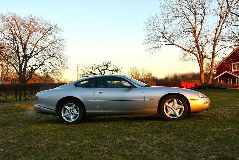 Begagnad Jaguar XK 301 HK (221 kW) 2003 Silver met/antracit skinn Sportkupé