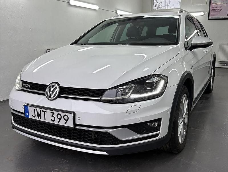 Vit Begagnad 2017 VW Golf Alltrack Kombi | 179 900 kr (Bra pris) - Bild 1/4