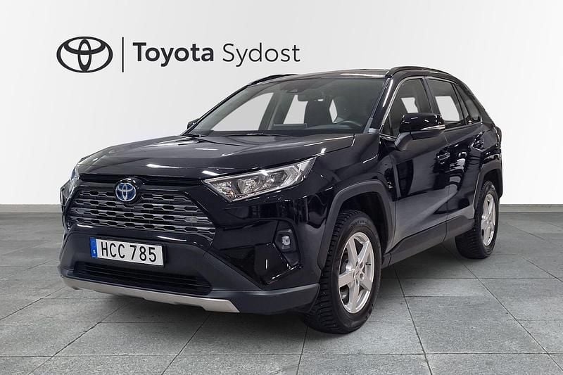 Black mica metallic Begagnad 2022 Toyota RAV4 Hybrid Active SUV | 345 000 kr (Marknadspris) - Bild 1/3