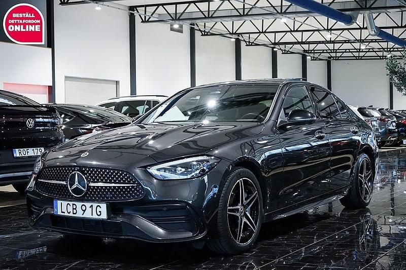 Grå Begagnad 2022 Mercedes C300e AMG line Sedan | 409 500 kr (Lite dyr) - Bild 1/4