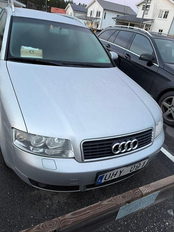 Silver Begagnad 2004 Audi A4 Kombi | 23 000 kr (Marknadspris) - Bild 1/4