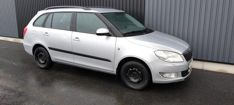 Begagnad Skoda Fabia Elegance 75 HK (55 kW) 2011 Silver