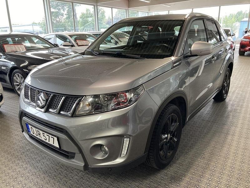 Mörkgrå (grå metallic) Begagnad 2016 Suzuki Vitara SUV | 134 900 kr (Marknadspris) - Bild 1/4