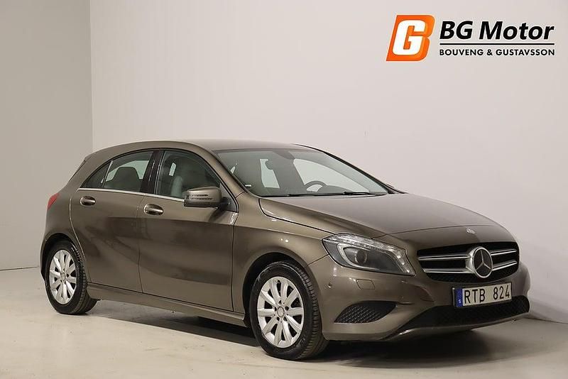 Grå Begagnad 2012 Mercedes A200 Urban Halvkombi | 114 900 kr (Marknadspris) - Bild 1/3