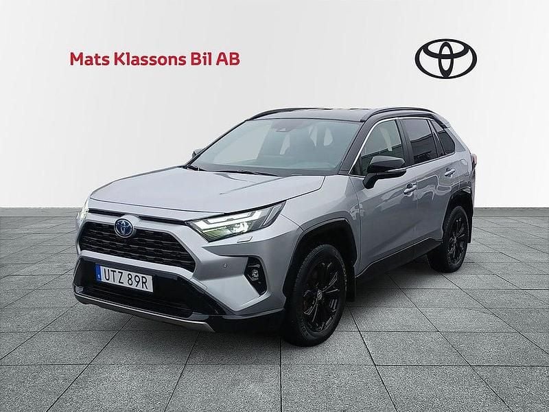 Grå Begagnad 2024 Toyota RAV4 Hybrid Style SUV | 429 000 kr (Marknadspris) - Bild 1/4