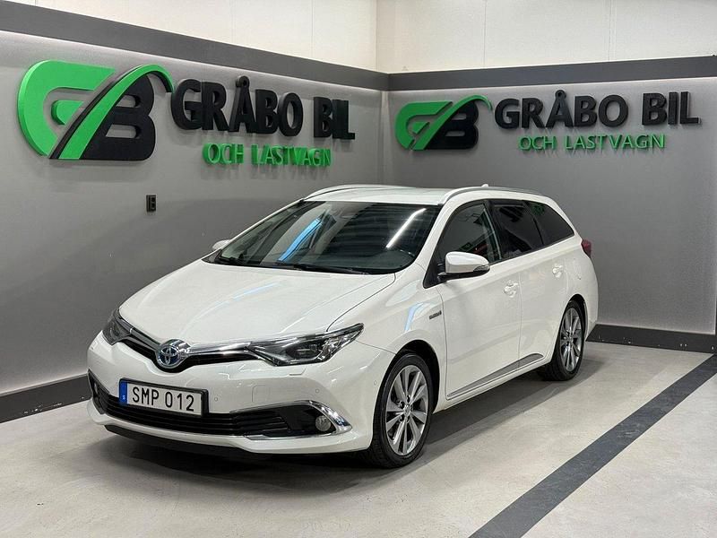 Vit Begagnad 2018 Toyota Auris Touring Sports Executive Kombi | 139 900 kr (Marknadspris) - Bild 1/4