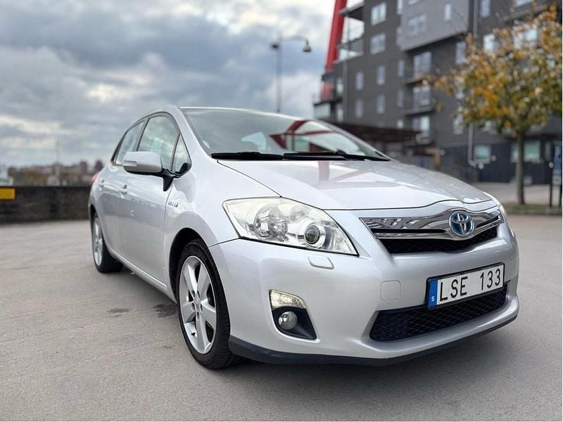 Silver Begagnad 2011 Toyota Auris Hybrid Plus Halvkombi | 91 000 kr (Bra pris) - Bild 1/4