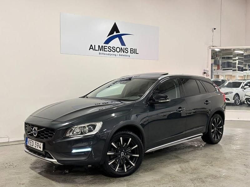 Grå Begagnad 2015 Volvo V60 CC Summum Kombi | 164 900 kr (Marknadspris) - Bild 1/4