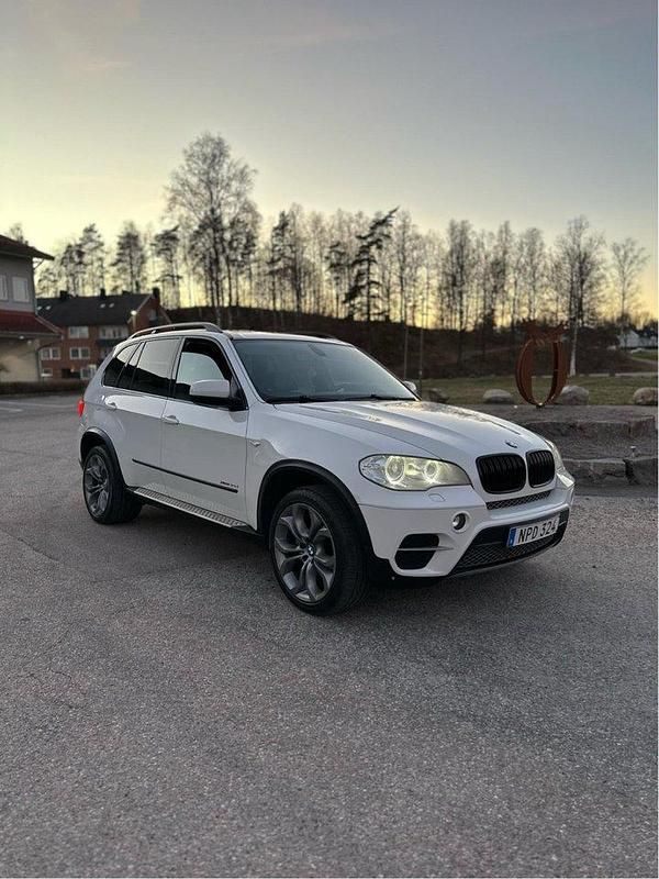 Vit Begagnad 2011 BMW X5 Sport Line SUV | 145 000 kr (Dyr) - Bild 1/4