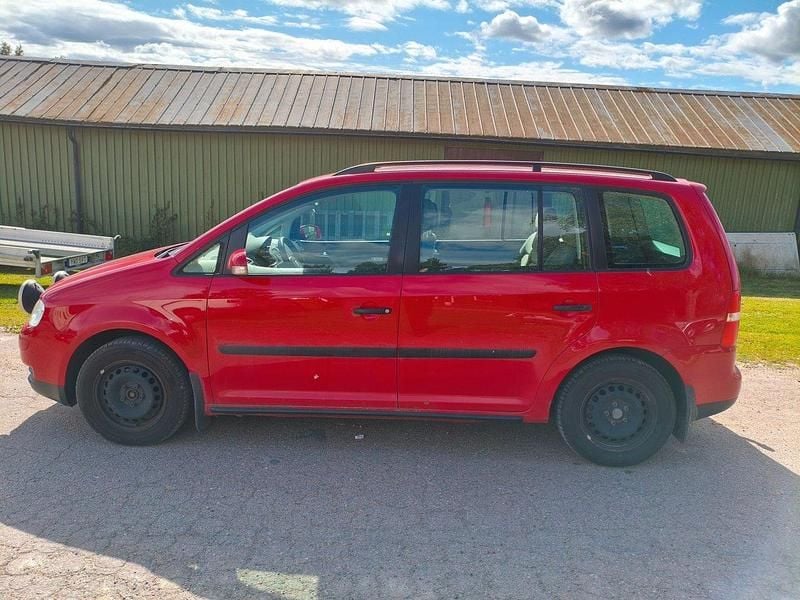 Röd Begagnad 2004 VW Touran Minibuss | 20 000 kr - Bild 1/4