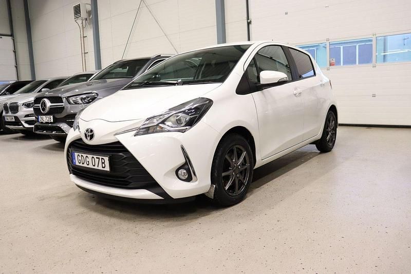 Vit Begagnad 2019 Toyota Yaris Active Halvkombi | 144 700 kr (Lite dyr) - Bild 1/4