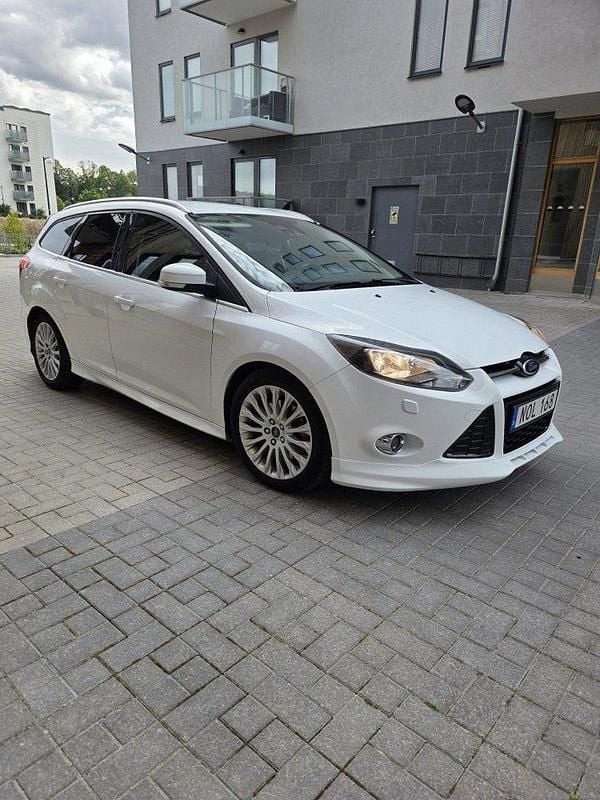 Vit Begagnad 2014 Ford Focus Titanium Kombi | 83 000 kr (Bra pris) - Bild 1/4