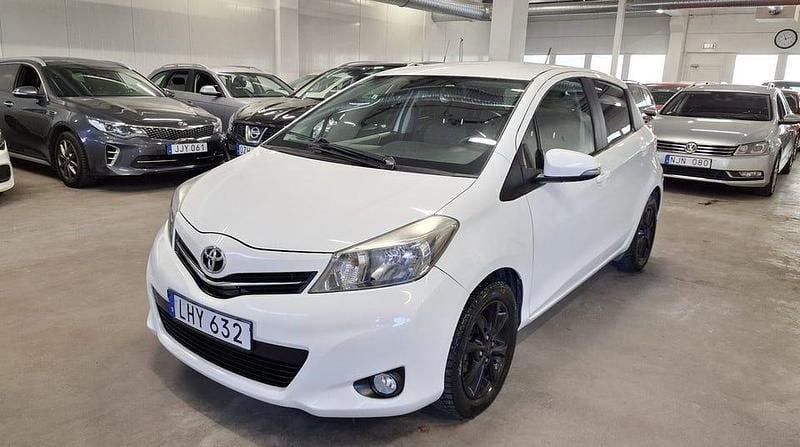 Vit Begagnad 2014 Toyota Yaris Edition Halvkombi | 92 000 kr (Marknadspris) - Bild 1/4