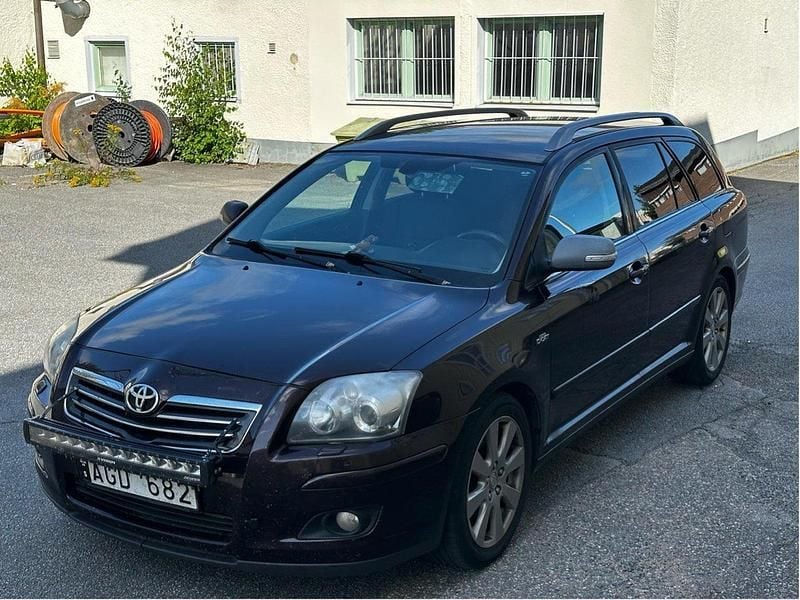 Röd Begagnad 2008 Toyota Avensis Kombi | 29 000 kr (Marknadspris) - Bild 1/4