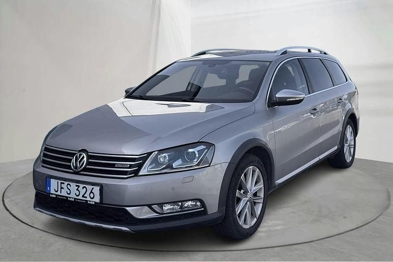 Silver Begagnad 2015 VW Passat Sedan | 140 000 kr (Bra pris) - Bild 1/4