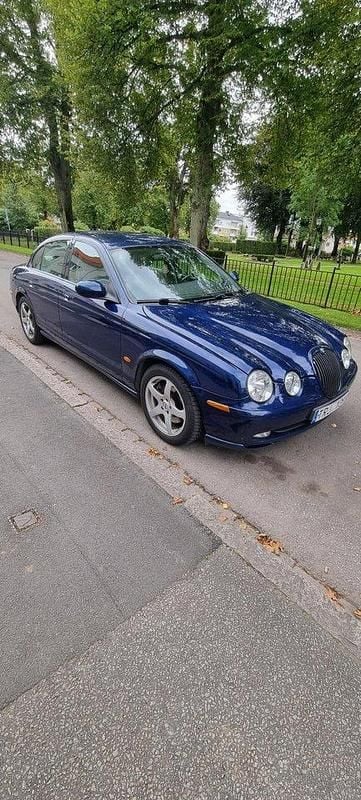 Blå Begagnad 2002 Jaguar S-Type S Sedan | 19 900 kr (Lite dyr) - Bild 1/4
