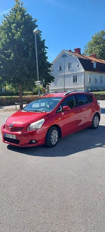 Röd Begagnad 2012 Toyota Verso Minibuss | 79 000 kr (Marknadspris) - Bild 1/4