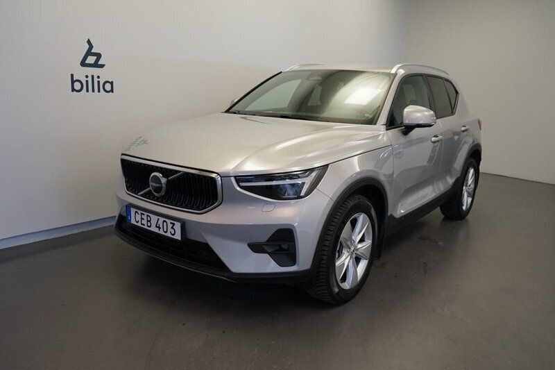 Silver Begagnad 2023 Volvo XC40 Core SUV | 369 500 kr (Marknadspris) - Bild 1/3