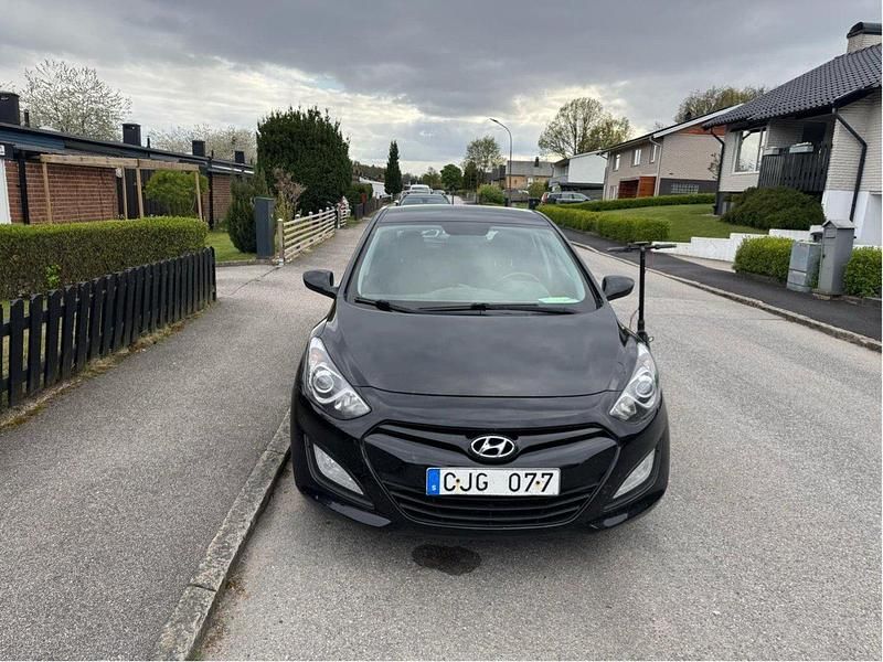 Svart Begagnad 2013 Hyundai i30 Select Halvkombi | 55 000 kr (Bra pris) - Bild 1/4