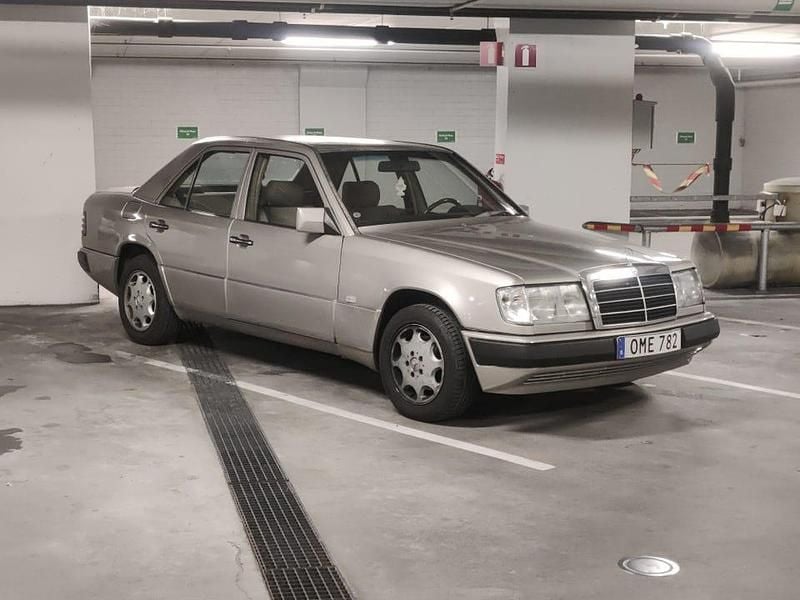 Begagnad Mercedes E200 118 HK (86 kW) 1990