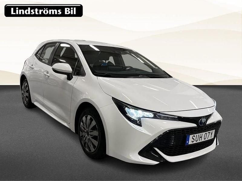 Vit Begagnad 2022 Toyota Corolla Hybrid Active Kombi | 229 900 kr (Bra pris) - Bild 1/2