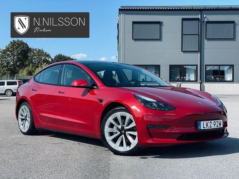 Röd Begagnad 2022 Tesla Model 3 Long Range AWD Sedan | 389 000 kr (Dyr) - Bild 1/4