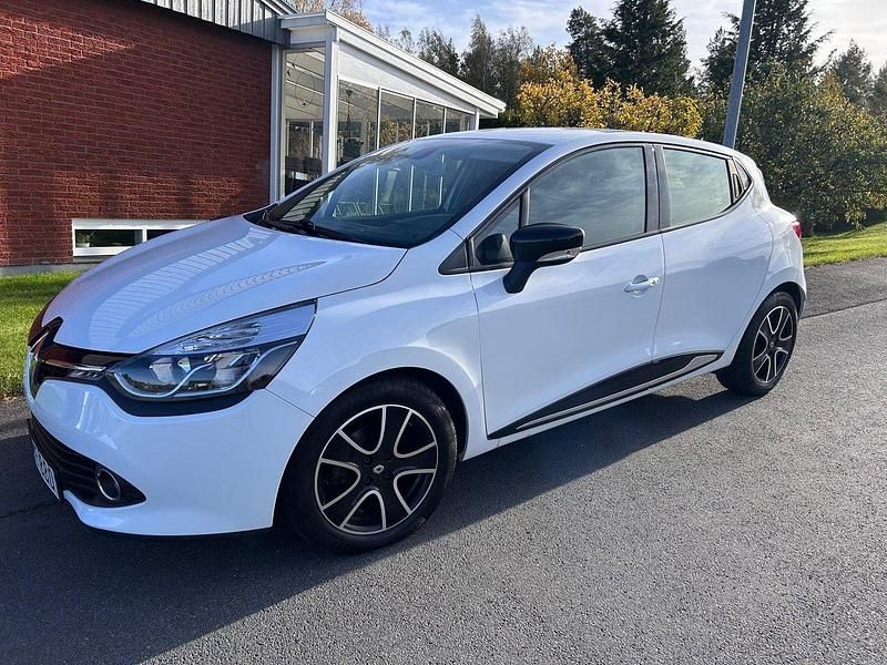 Vit Begagnad 2014 Renault Clio IV Halvkombi | 82 000 kr (Marknadspris) - Bild 1/4