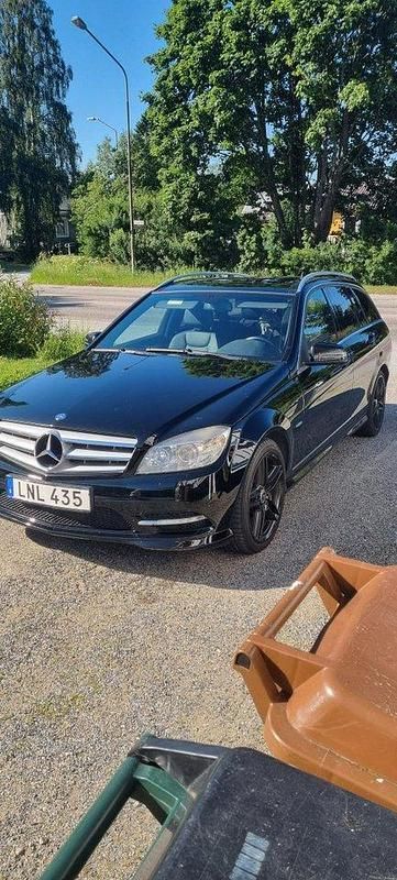 Svart Begagnad 2011 Mercedes C180 AMG Kombi | 92 500 kr (Marknadspris) - Bild 1/4
