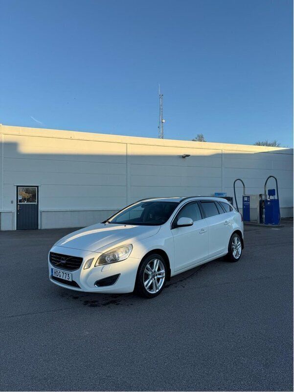 Vit Begagnad 2013 Volvo V60 Kombi | 89 500 kr (Marknadspris) - Bild 1/4