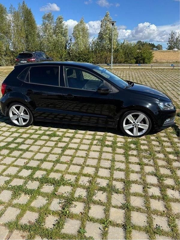 Svart Begagnad 2015 VW Polo Halvkombi | 89 000 kr (Marknadspris) - Bild 1/4